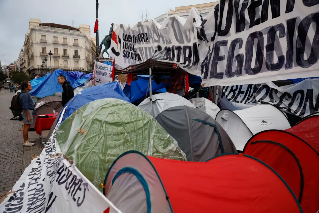 Puerta del Sol, em Madrid, mantém acampamento após o Tribunal Superior de Justiça rejeitar o despejo solicitado pela Co…