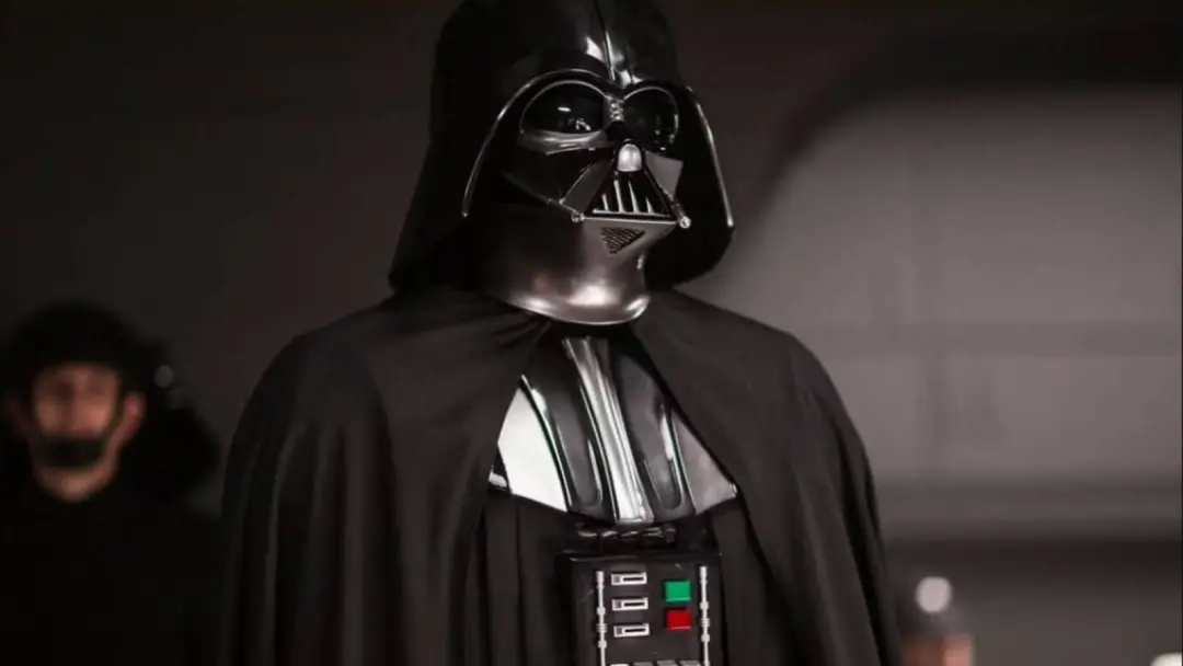 Um boneco de Darth Vader, edição limitada com acabamento cromado, será leiloado em 20 de outubro. Essa peça foi feita p…