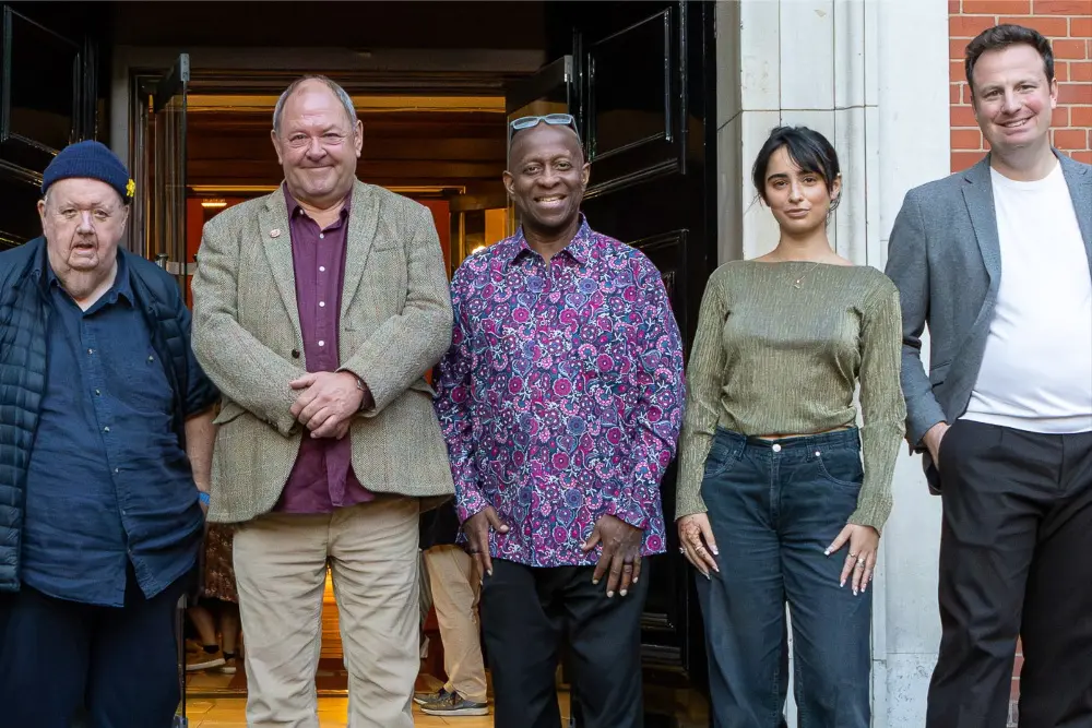 Mark Addy e Yasmin Al-Khudhairi participaram da leitura de roteiro do filme britânico First Christmas em Londres. Essa …