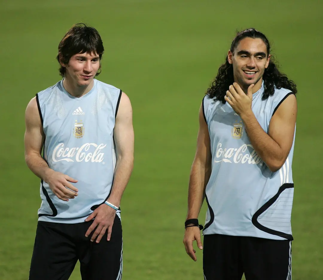 Scaloni em campo com Messi no jogo de estreia na Argentina. Aquele time tinha gente importante como D'Alessandro e Luch…