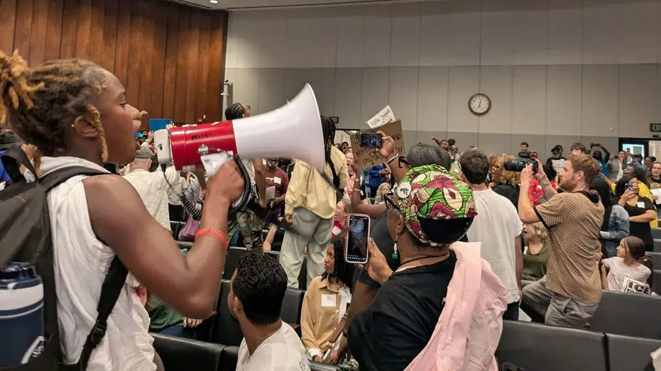 Memphis City Council adiou a votação sobre moratória de data centers por um ano, o que gerou caos com manifestantes gri…