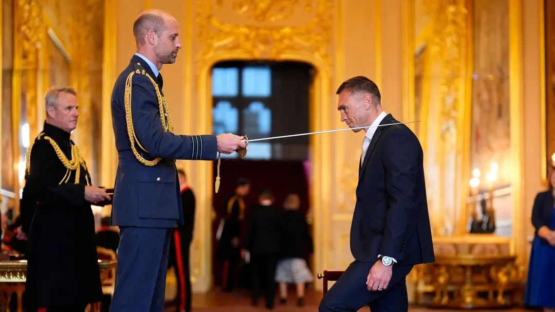 Sir Kevin Sinfield recebeu uma knighthood por serviços à comunidade de doenças neuromotoras. Pondero que o reconhecimen…