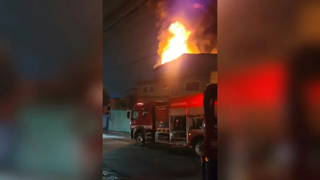 Jabaquara, São Paulo. Um incêndio de grandes proporções atingiu uma fábrica na rua Antônio Loureiro, onde havia parafin…