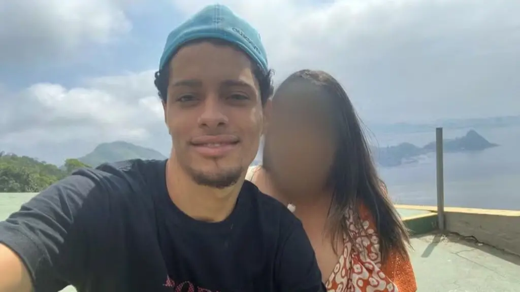 Luciano Barreira Simplício, mototaxista de 25 anos, morreu em Niterói ao ser atingido por um carro na contramão na Estr…