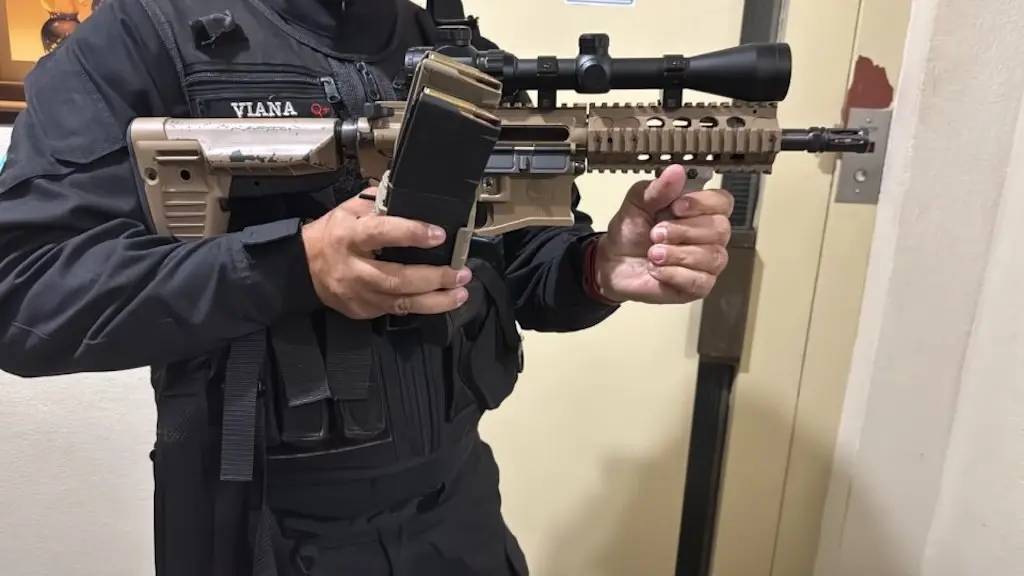 Três ex-PMs, um PM e um ex-comissionado da Alerj foram presos no Rio de Janeiro suspeitos de negociar fuzis e pistolas …