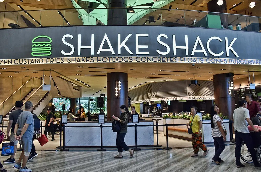 Shake Shack vai começar no Brasil em 2027, com previsão de pelo menos 40 restaurantes. É um movimento que traz uma marc…