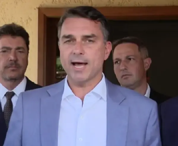 Flávio Bolsonaro disse que falar em mudar a Constituição se referia à maioridade penal e à reforma do Judiciário. É pre…