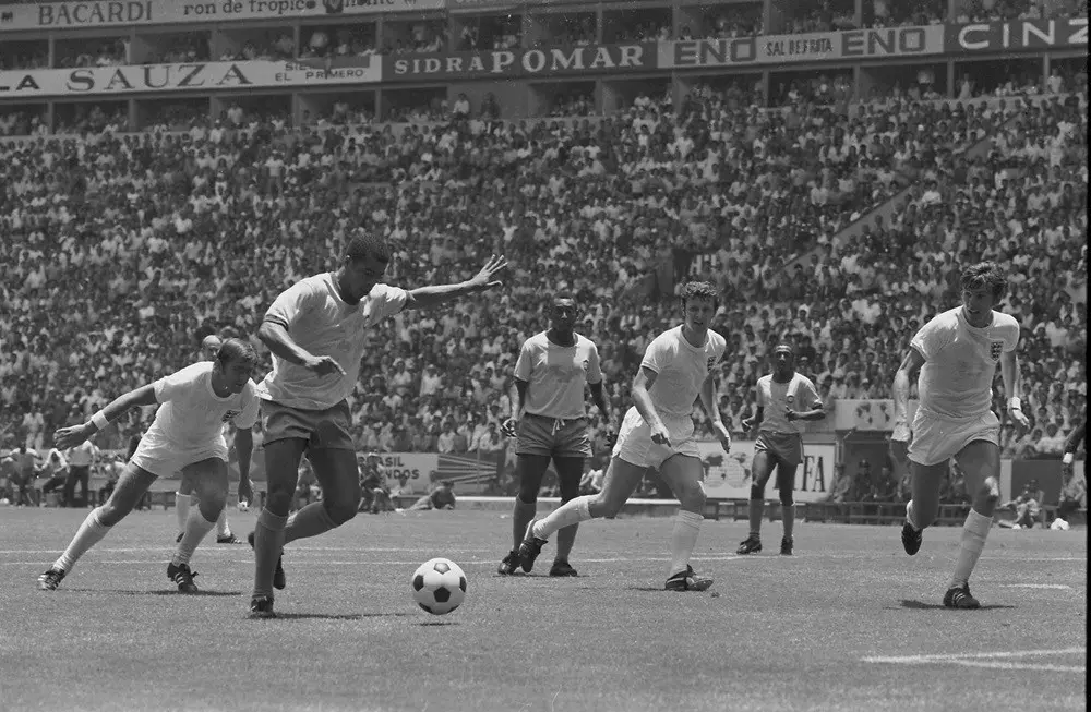 Copa de 1970, em 1970, autoridades e jornalistas assistiram aos jogos em cores no Edifício Itália, em São Paulo. Quase …