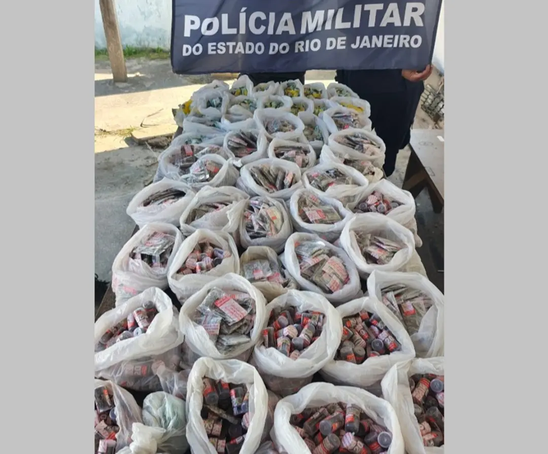 São Pedro da Aldeia teve quase 20 quilos de drogas apreendidos com a detenção de um homem e um adolescente. A quantidad…