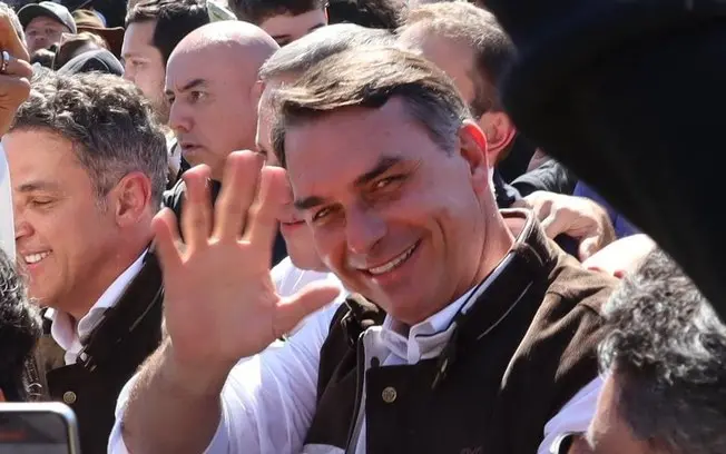 Flávio Bolsonaro colocou a mão na taça enquanto a bola rodava, erro de quem já parece favorito na disputa presidencial.…