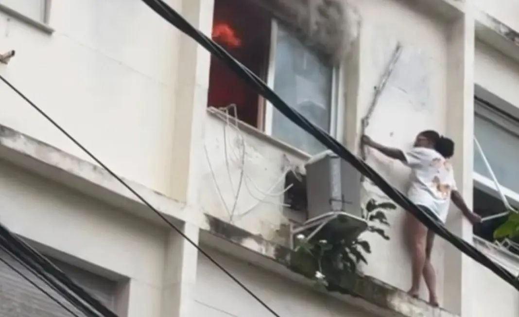 Em Copacabana, na Rua Sá Ferreira, uma mulher ficou no parapeito de janela enquanto um incêndio atingia um apartamento.…