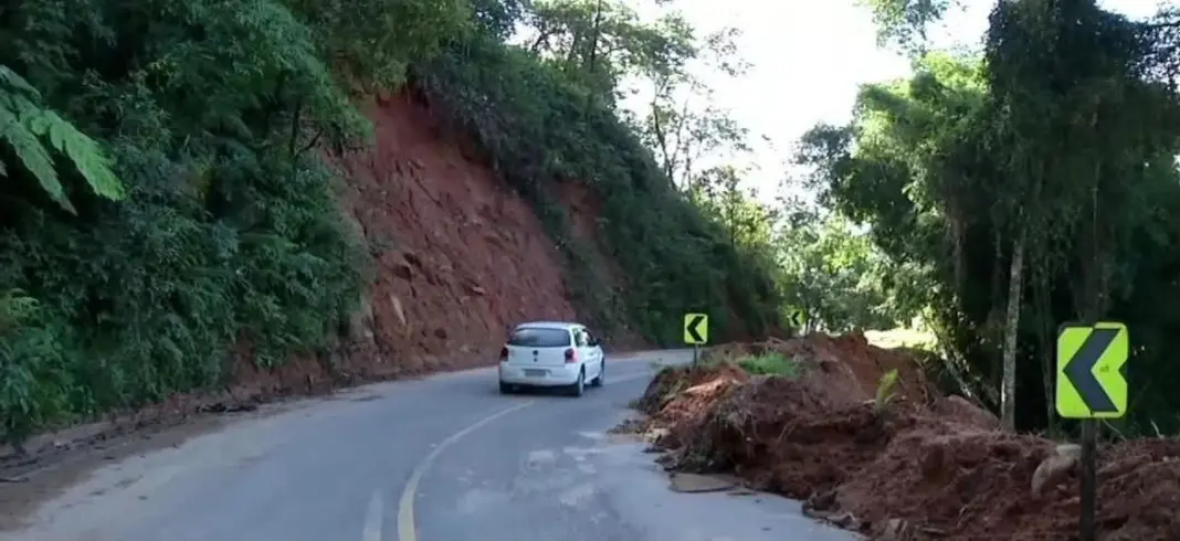 Rodovias do Sul Fluminense, como a RJ-153 e RJ-155, estão com obras paradas e o deputado Jari Oliveira cobrou agilidade…