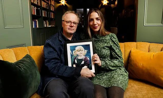 Jason Watkins fez uma homenagem à filha Maude pelo que seria o aniversário de 18 anos dela. A perda dela é um momento m…