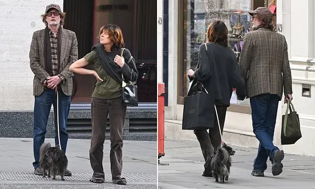 Jarvis Cocker e sua esposa Kim Sion foram vistos em uma ida às compras em uma loja Gucci. A aparição rara mostra como o…