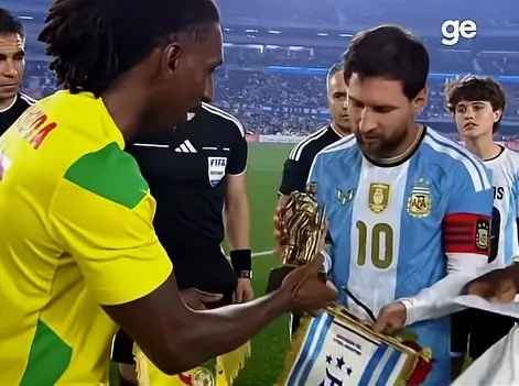 Messi recebeu uma estatueta do Monumento às Amazonas, peça de bronze de Cotonou, Benin, durante a despedida dele contra…