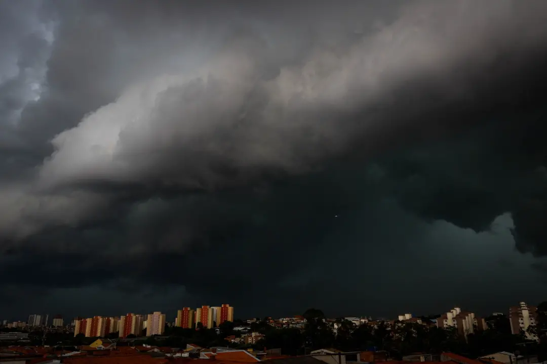 Alerta amarelo do Inmet para tempestade em São Paulo e várias outras regiões, com risco de chuva de até 50 mm/dia e ven…