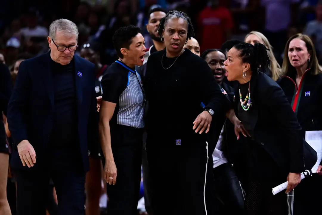 Geno Auriemma comentou sobre o incidente no Final Four de 2026 quando Dawn Staley não fez o aperto de mão cerimonial an…