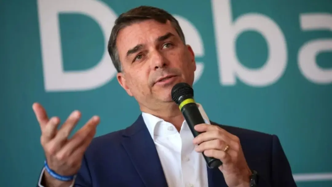 Flávio Bolsonaro disse que mudanças constitucionais, como reforma do Judiciário e redução da maioridade penal, passarão…