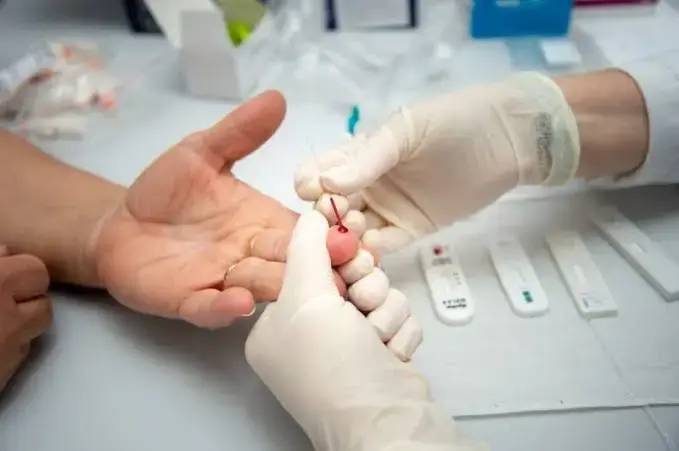 Goiás registrou 7.783 casos de sífilis em 2026, com mais de 62% sendo em homens. O avanço da infecção em gestantes e cr…
