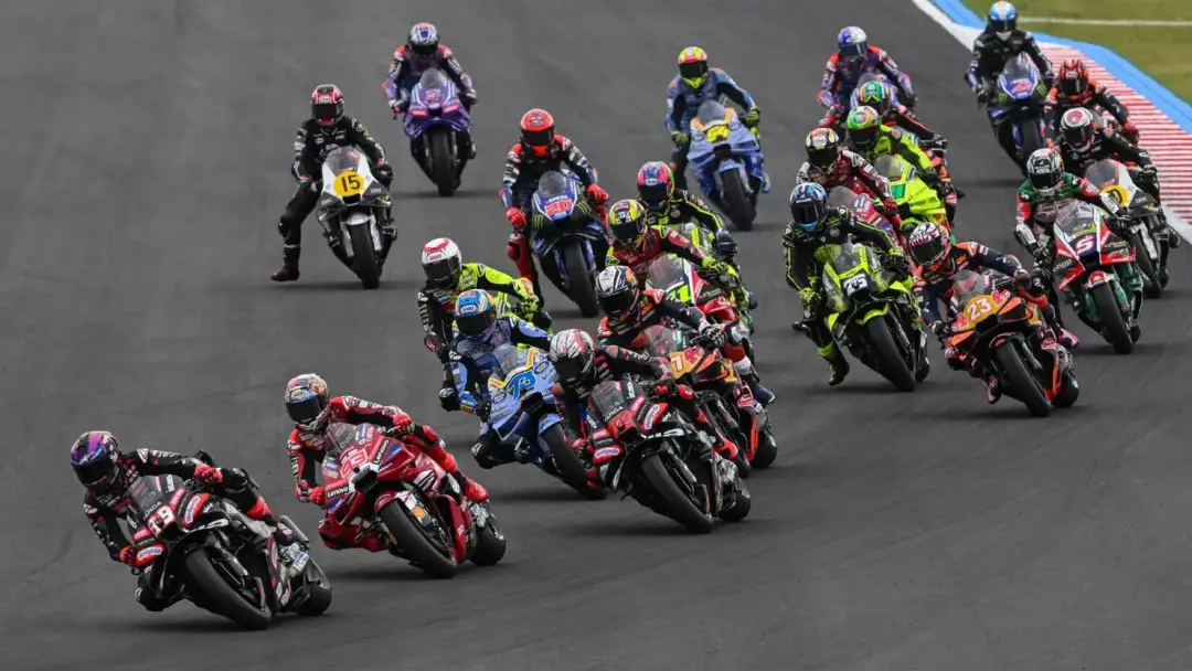 A categoria MotoGP vai ter um novo formato com mudanças na programação e nas sessões de treino a partir de 2027. É um m…