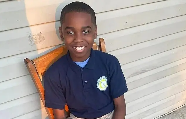 ShaMichael Russell, de 13 anos, ganhou um prêmio de heroísmo nos EUA por proteger a irmã de 3 anos em um tiroteio em Sh…