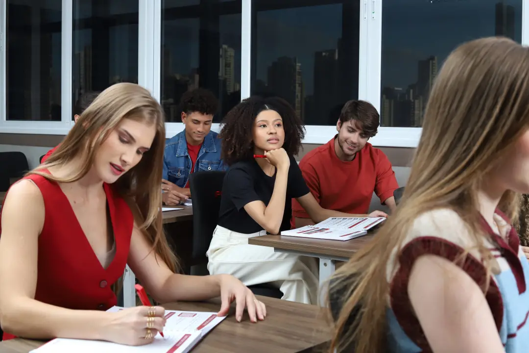 A média de renda com pós-graduação lato sensu ficou em R$ 6.684, contra R$ 4.630 de quem só tem graduação. O título som…