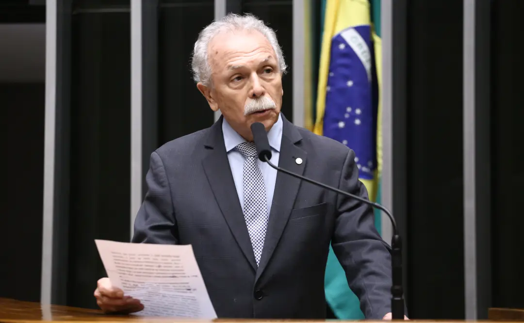 Projeto de Lei 1465/26 prevê substituição gradual de plásticos descartáveis em escolas e administração pública. A meta …