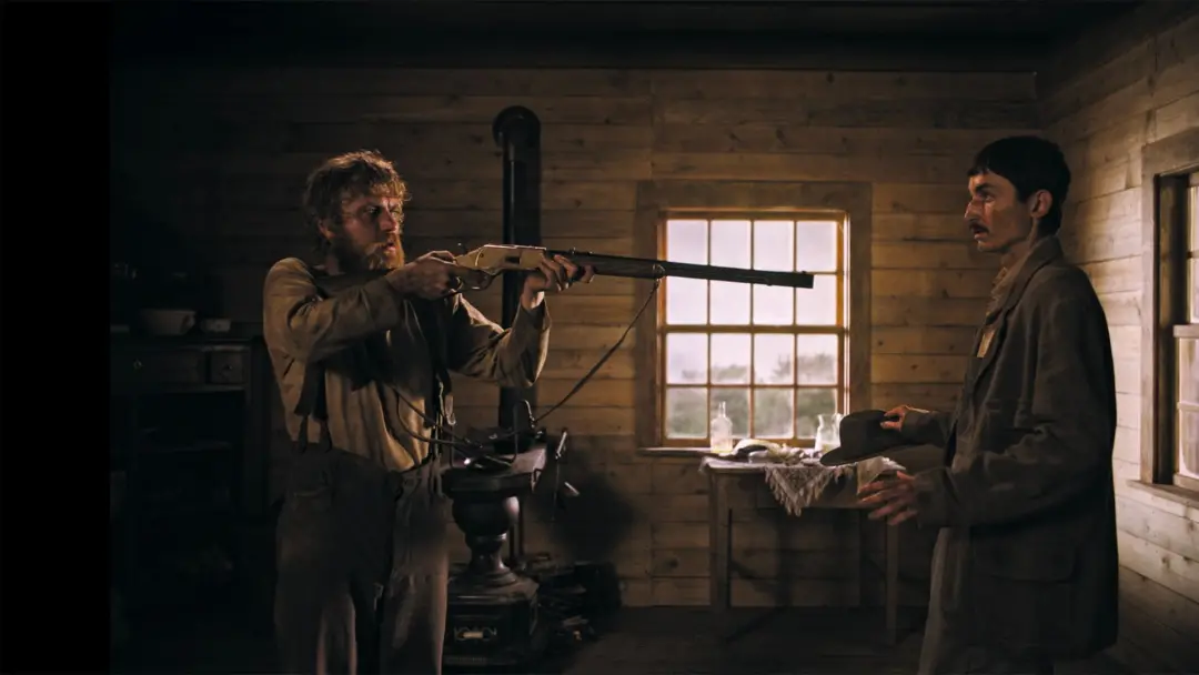 Johnny Flynn e John C. Reilly no drama histórico A Prayer for the Dying. A cena pós Guerra Civil mostra a tensão do per…