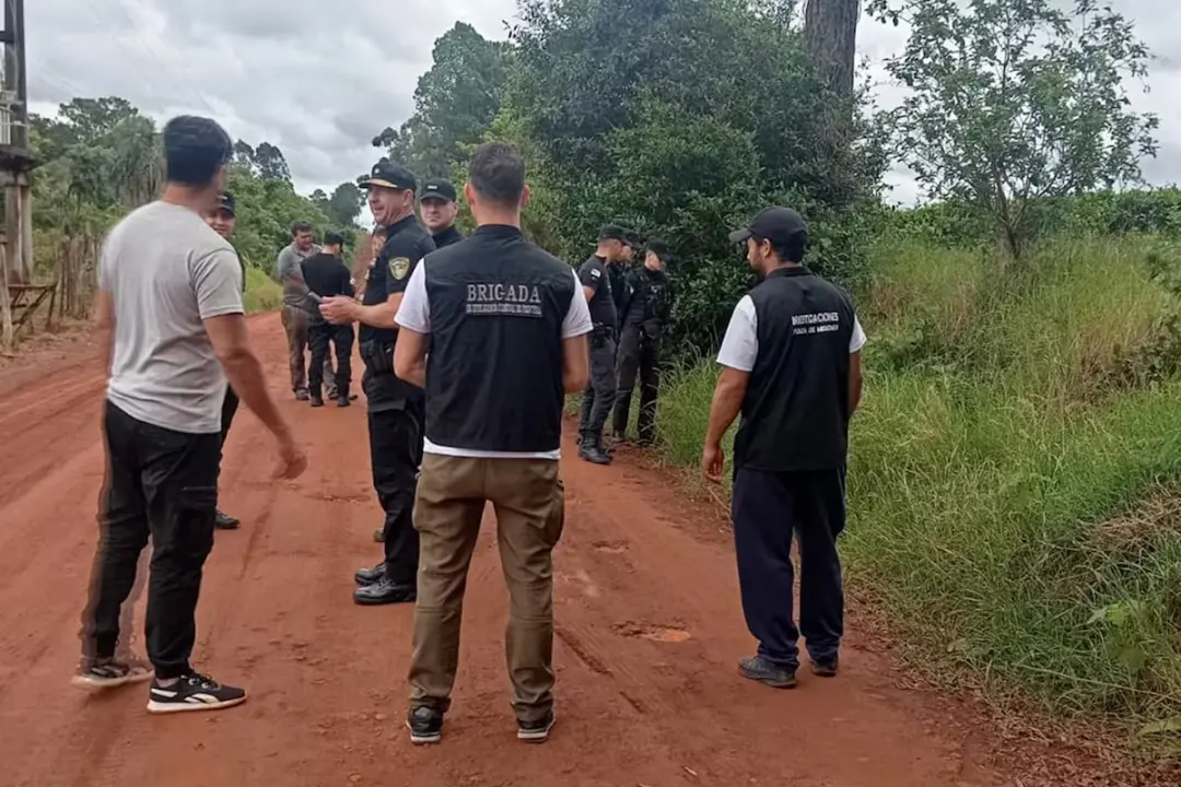 San Vicente, na Argentina, um jovem de 27 anos foi assassinado com 12 tiros por suspeitos da facção Os Manos, ligada ao…