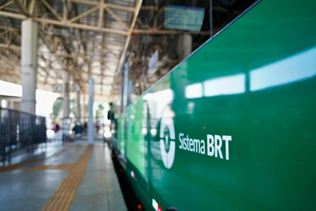 31 quilômetros de corredor Leste-Oeste com semáforos sincronizados no BRT de Goiânia. A inteligência artificial prioriz…