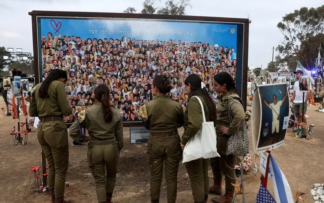 Três anos após os ataques de 7 de outubro, relatos mostram uma grande crise de saúde mental em Israel. A perda de famíl…