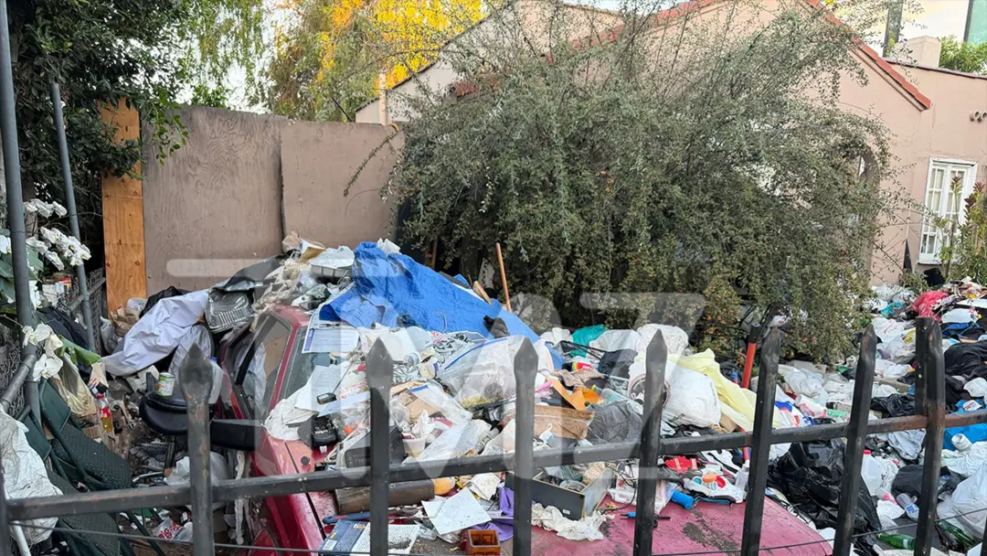 Casa famosa de lixo em Los Angeles está novamente soterrada por entulho e lixo. A presença de insetos ao redor da propr…