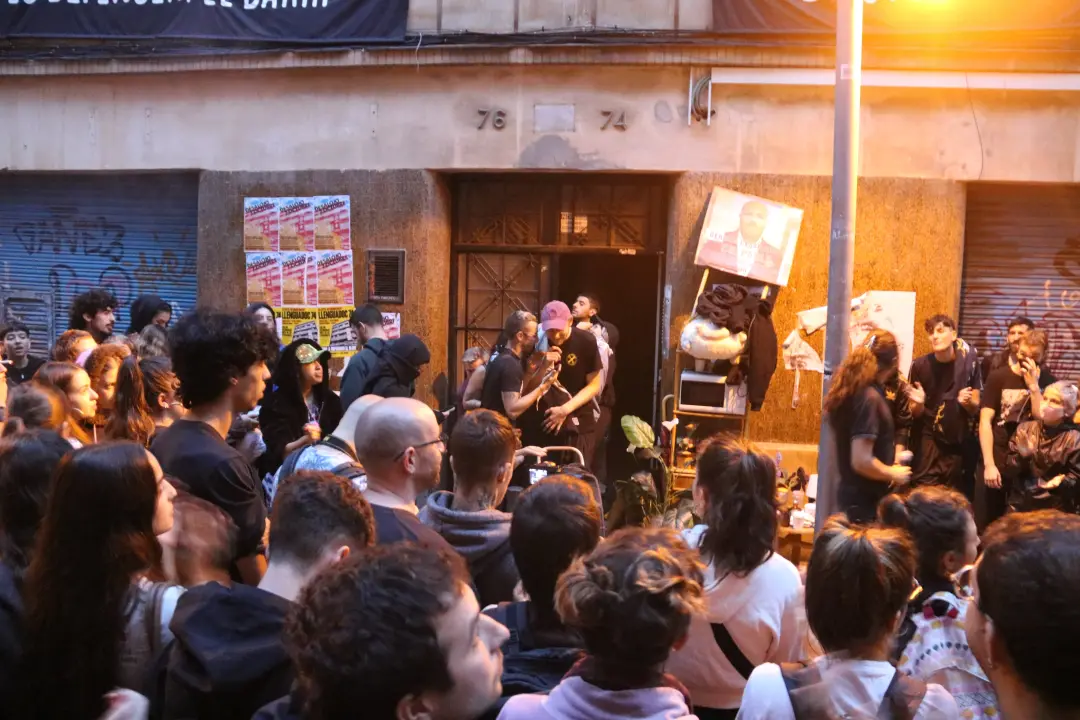 Mais de cem pessoas se reuniram em Sant Andreu, Barcelona, pra impedir despejo de mais de cinquenta residentes em um pr…