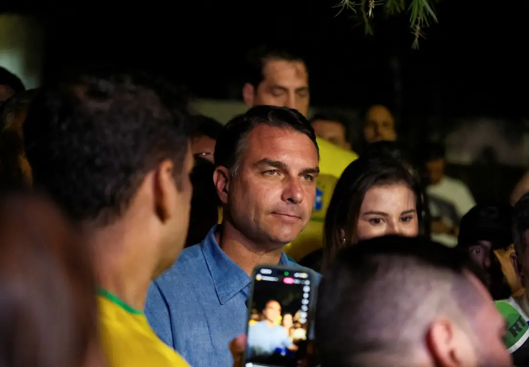 Flávio Bolsonaro disse que a folga extra para trabalhador não adianta se ele continuar desempregado ou endividado. Eu e…