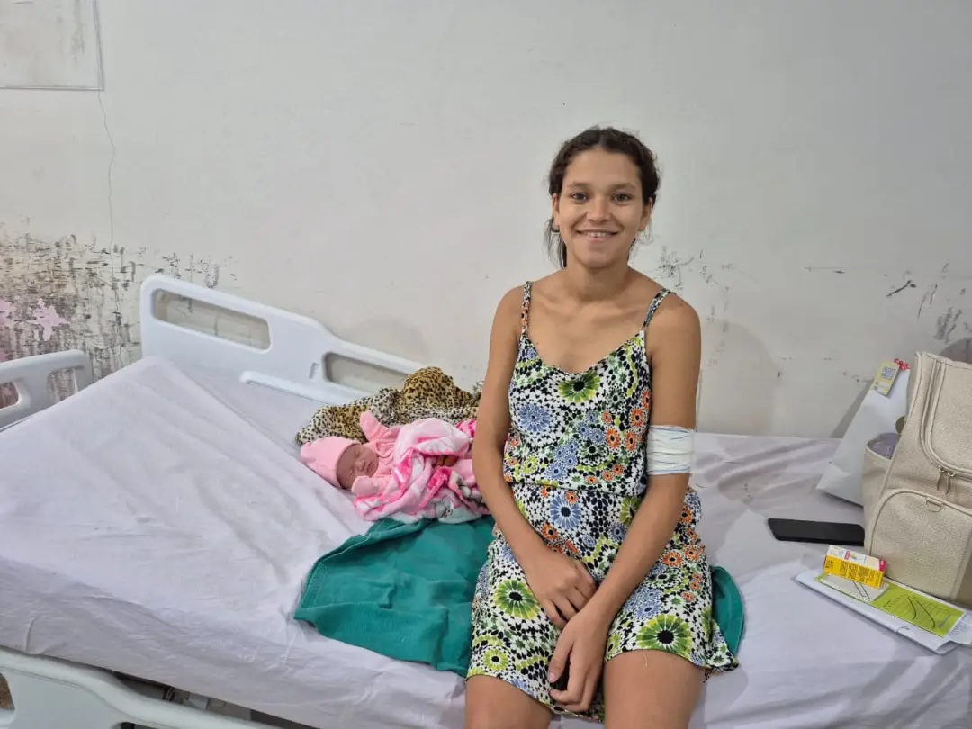 Fabricia deu à luz em casa poucas horas após ser liberada da Casa de Parto em Ariquemes, RO. A liberação ocorreu porque…