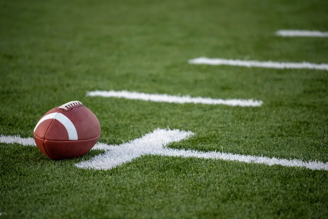 Millis High School cancelou o jogo de futebol americano na quinta-feira porque tá com uns 15 jogadores no elenco. Tem q…