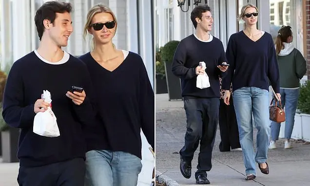 Apple Martin, modelo de 22 anos, foi vista passeando com o namorado Moshe Levi em The Hamptons. Parece que o casal tá c…
