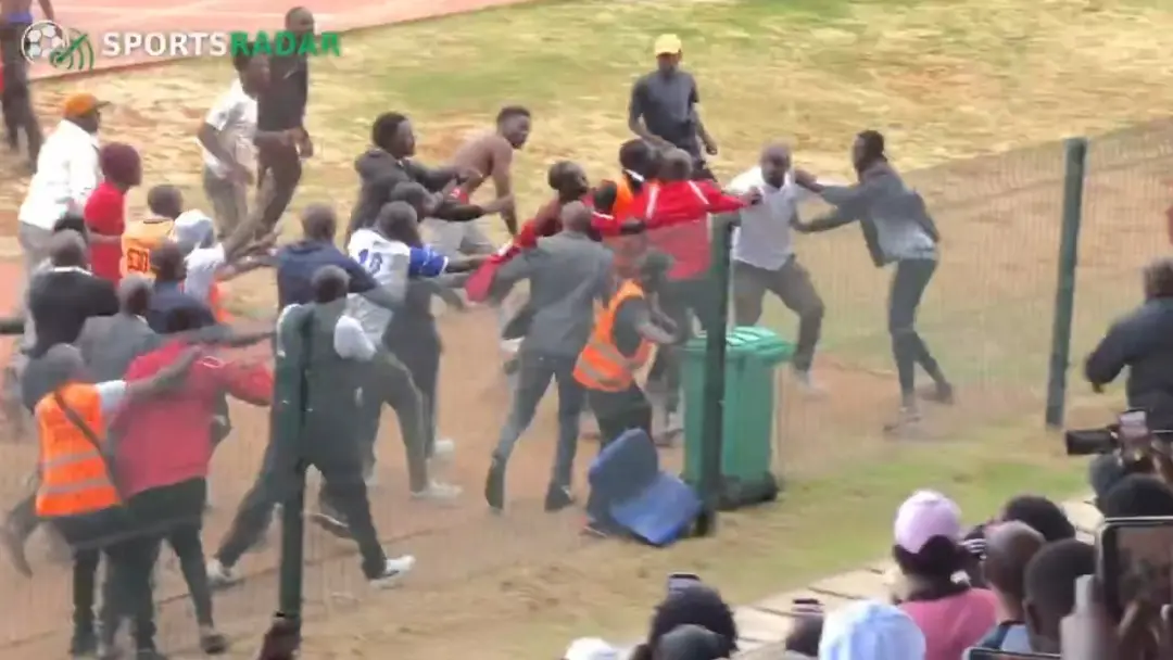 Árbitro John Sulwe foi perseguido e agredido por dezenas de torcedores após marcar um pênalti em partida no Quênia. A i…