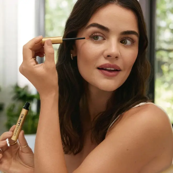 Lucy Hale tem um sérum para cílios que fica com 30% de desconto no Prime Day. Pra mim, essas promoções de beleza sempre…
