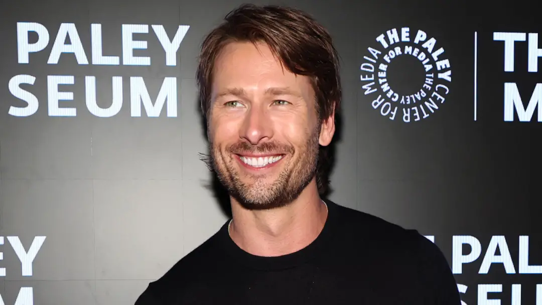 Glen Powell fala sobre não se envolver em política, dizendo que ela acaba dividindo as pessoas. A visão dele é que a te…