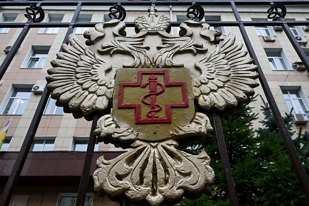 Siberia, um trabalhador de laboratório faleceu com pneumonia em um instituto de pesquisa sobre peste. A reação de isola…