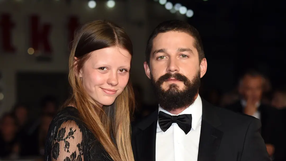 Mia Goth entrou com pedido de divórcio de Shia LaBeouf meses depois da prisão dele em Nova Orleans. A separação tá regi…