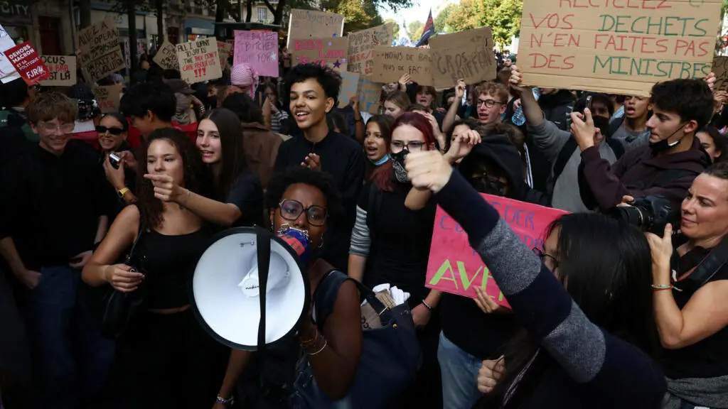 Em França, estudantes protestam por falta de pessoal, ratos nos corredores e sistema de admissão universitária como lot…