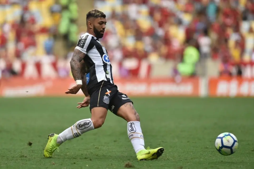Gabigol contra o Flamengo no Santos, 10 jogos no Brasileirao. Ele marcou dois gols nesses encontros. Tem que analisar c…