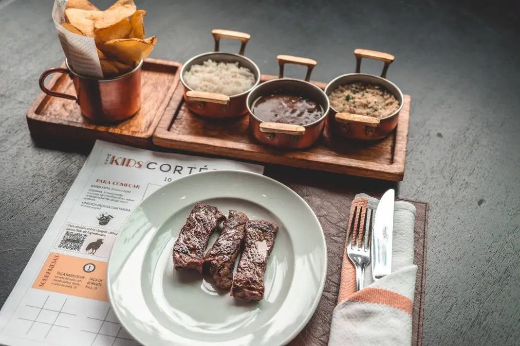Cortés Asador no Leblon lançou um livreto de joguinhos para crianças enquanto esperam a refeição. É um detalhe bacana q…