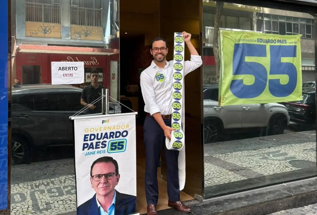 O comitê de Pedro Duarte, no Centro do Rio, virou ponto de apoio à campanha de Eduardo Paes, com mais de 150 pessoas pa…