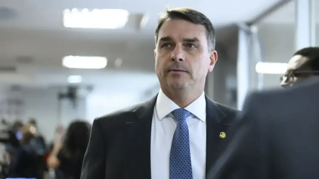 PGR deu parecer favorável para Flávio visitar Bolsonaro na prisão domiciliar, alegando que seria uma visita familiar. A…