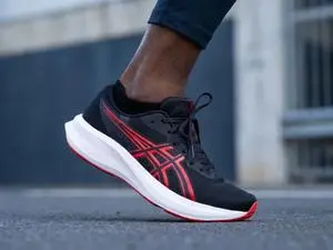 Tênis Asics por R$ 153 anunciado como excelente para caminhar e correr. Por esse preço, a análise vale a pena se for pr…