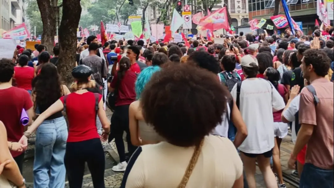 Centro do Rio, ato de jovens pela democracia no apoio a Lula no segundo turno. Ver mobilização estudantil contra a extr…