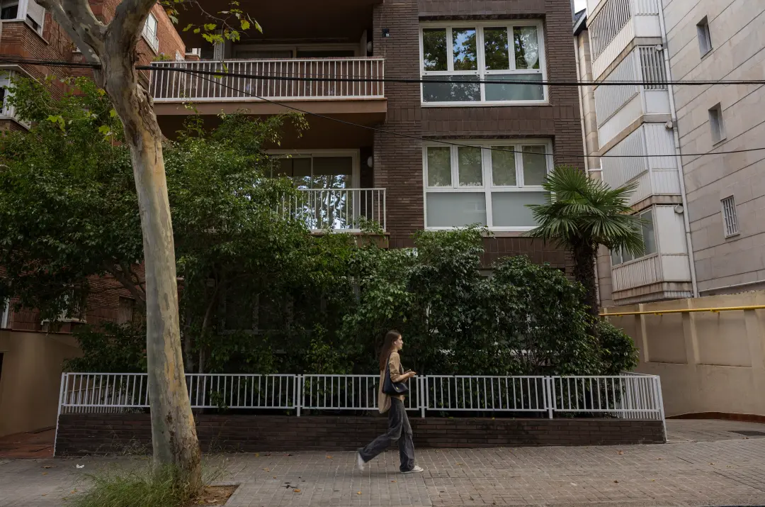 Carles Puigdemont mudou de escritório, passando para um duplex na zona alta de Barcelona. A mudança acontece enquanto J…